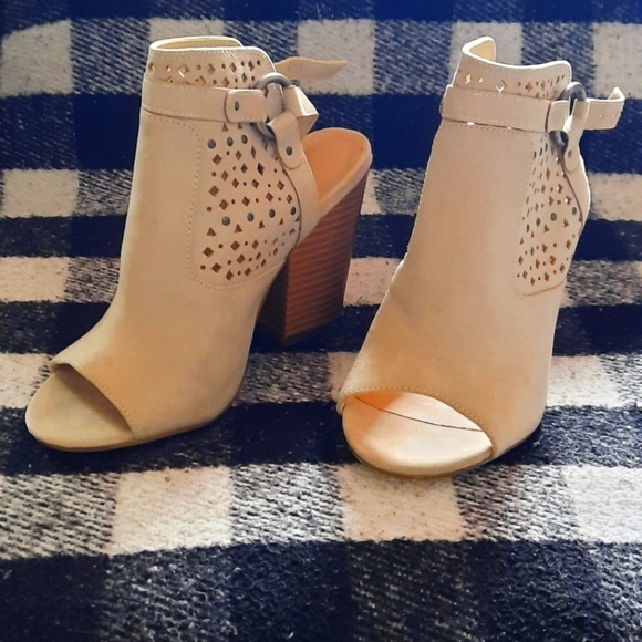 Cream colored high heels - Picture 1 of 4